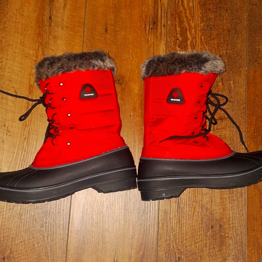 Red pair of dream pairs size 8 womens winter boots